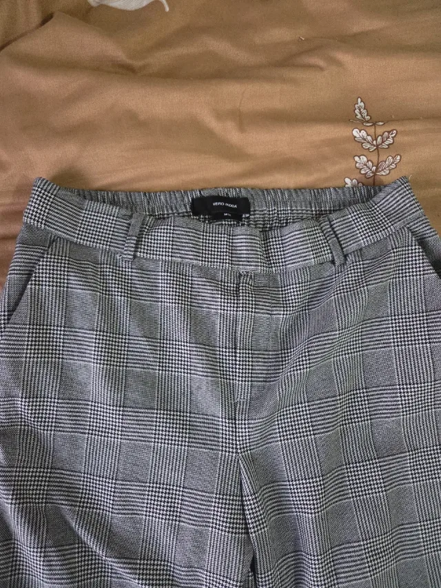 Pantaloni cu imprimeu în carouri, model elegant și versatil. – fotografia 2 din 2