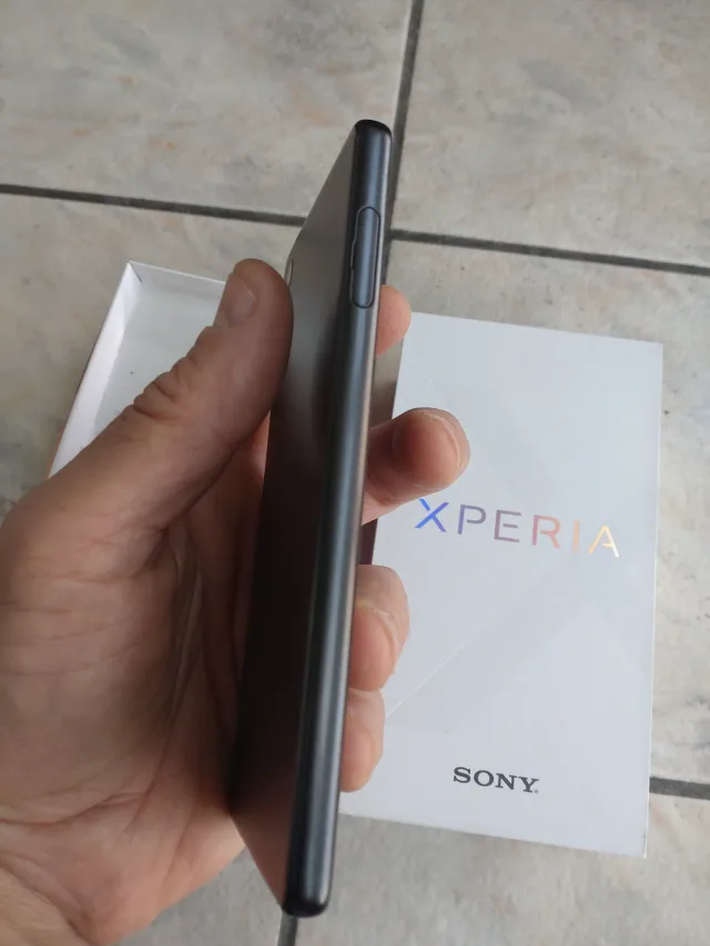 SONY XPERIA X model F5121 – fotografia 4 din 8