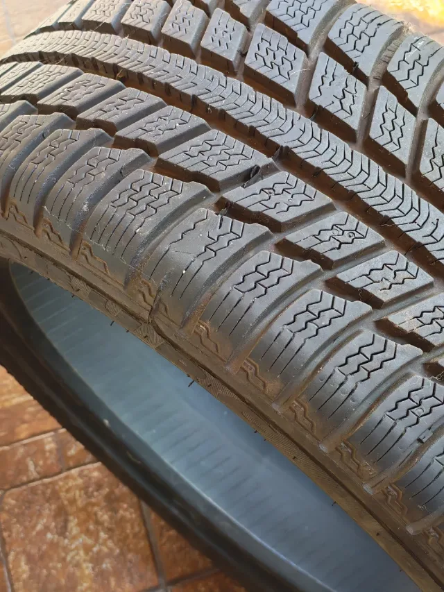 Cauciucuri auto iarna noi 2 buc 225/45 R17 – fotografia 2 din 4