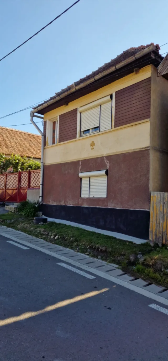 Gospodărie autentică de vânzare în sat Mihai Viteazu, jud. Mureș – teren generos și dependințe – fotografia 1 din 8