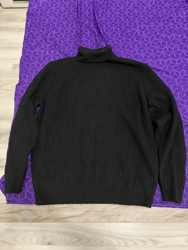 Pulover bărbătesc negru cu guler înalt – S – fotografia 1 din 6