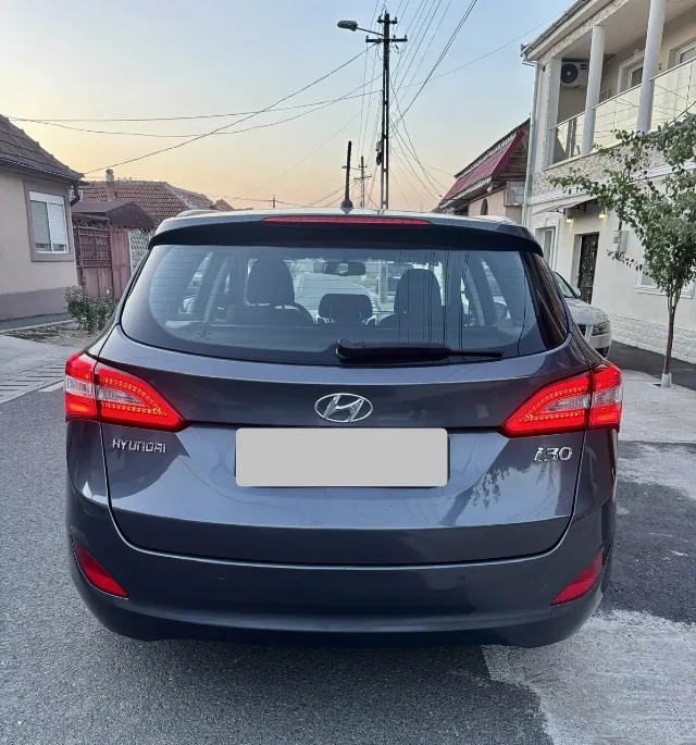 Hyundai I30 an 2015 ,1.6crdi 110 CV,manuala 6 trepte,267000km,radiată pt înmatricularea în țară!!!Arata și funcționează impecabil: climatronic funcțional,volan piele multifuncțional,cruise contro – fotografia 5 din 7