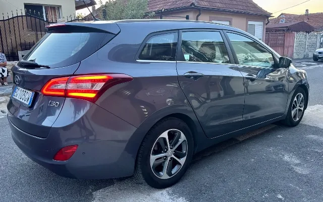 Hyundai I30 an 2015 ,1.6crdi 110 CV,manuala 6 trepte,267000km,radiată pt înmatricularea în țară!!!Arata și funcționează impecabil: climatronic funcțional,volan piele multifuncțional,cruise contro – fotografia 4 din 7