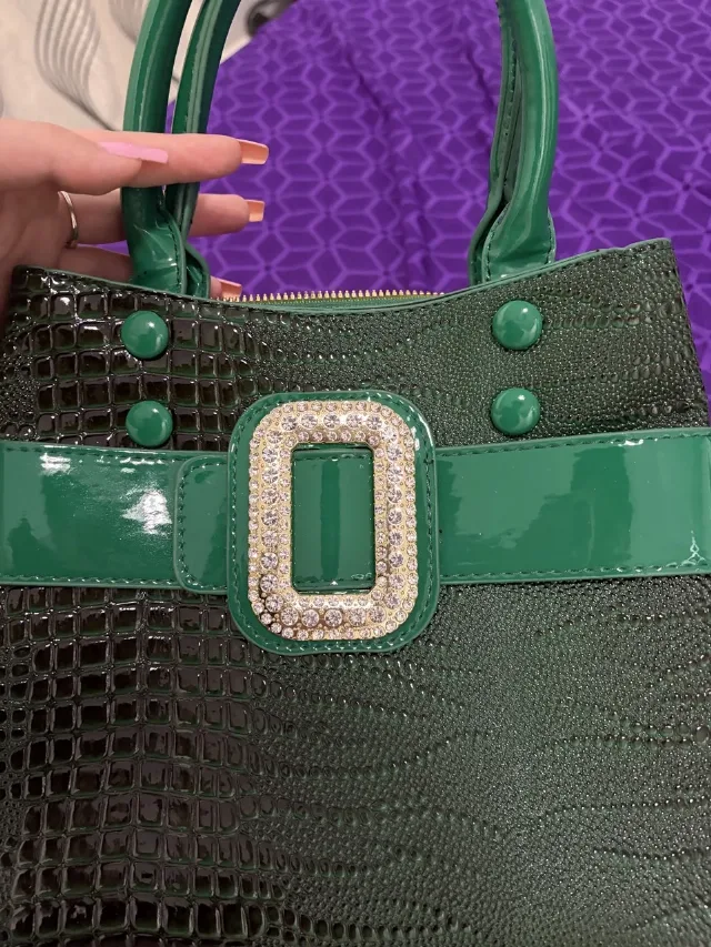 Geantă de mână verde smarald, lacuită, cu cataramă decorativă și curea – fotografia 2 din 8