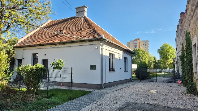 Casă cu două apartamente independente si teren generos. – fotografia 2 din 8