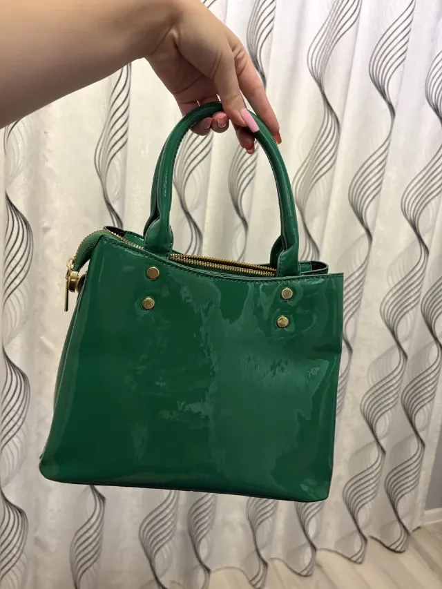 Geantă de mână verde smarald, lacuită, cu cataramă decorativă și curea – fotografia 3 din 8