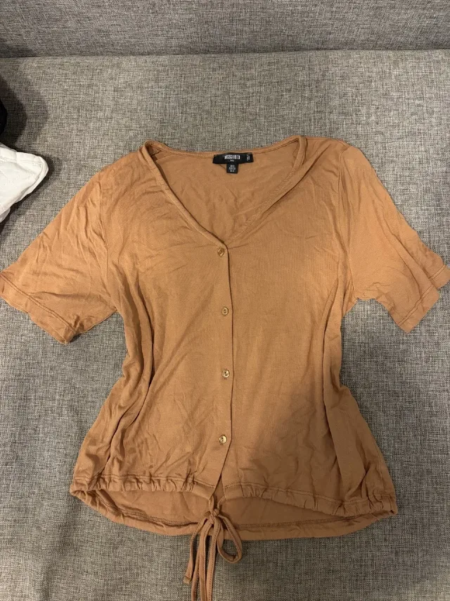 Bluză Missguided maro cu nasturi și decolteu în V, mărimea S – Constanta, Constanța