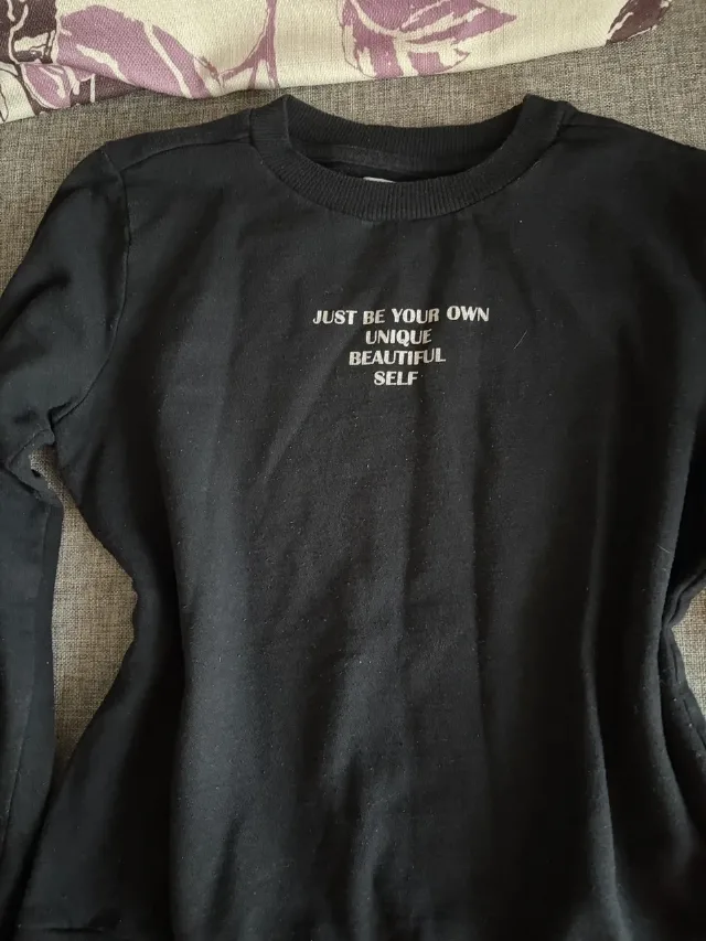 Bluză sweatshirt neagră Sinsay cu mesaj alb, 158 cm – fotografia 2 din 4