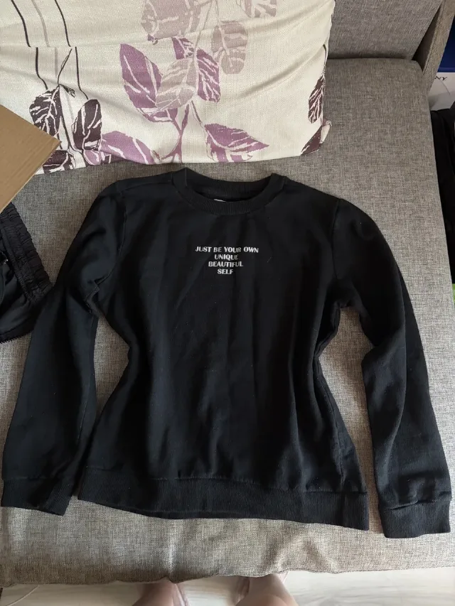 Bluză sweatshirt neagră Sinsay cu mesaj alb, 158 cm – Constanta, Constanța