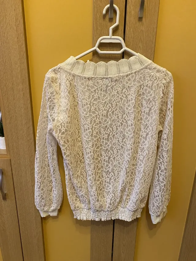Bluziță crem și dantelă – fotografia 3 din 4