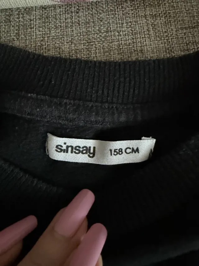 Bluză sweatshirt neagră Sinsay cu mesaj alb, 158 cm – fotografia 3 din 4
