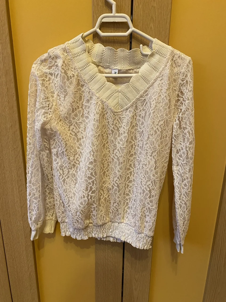 Bluziță crem și dantelă – Vaida-Camaras, Cluj
