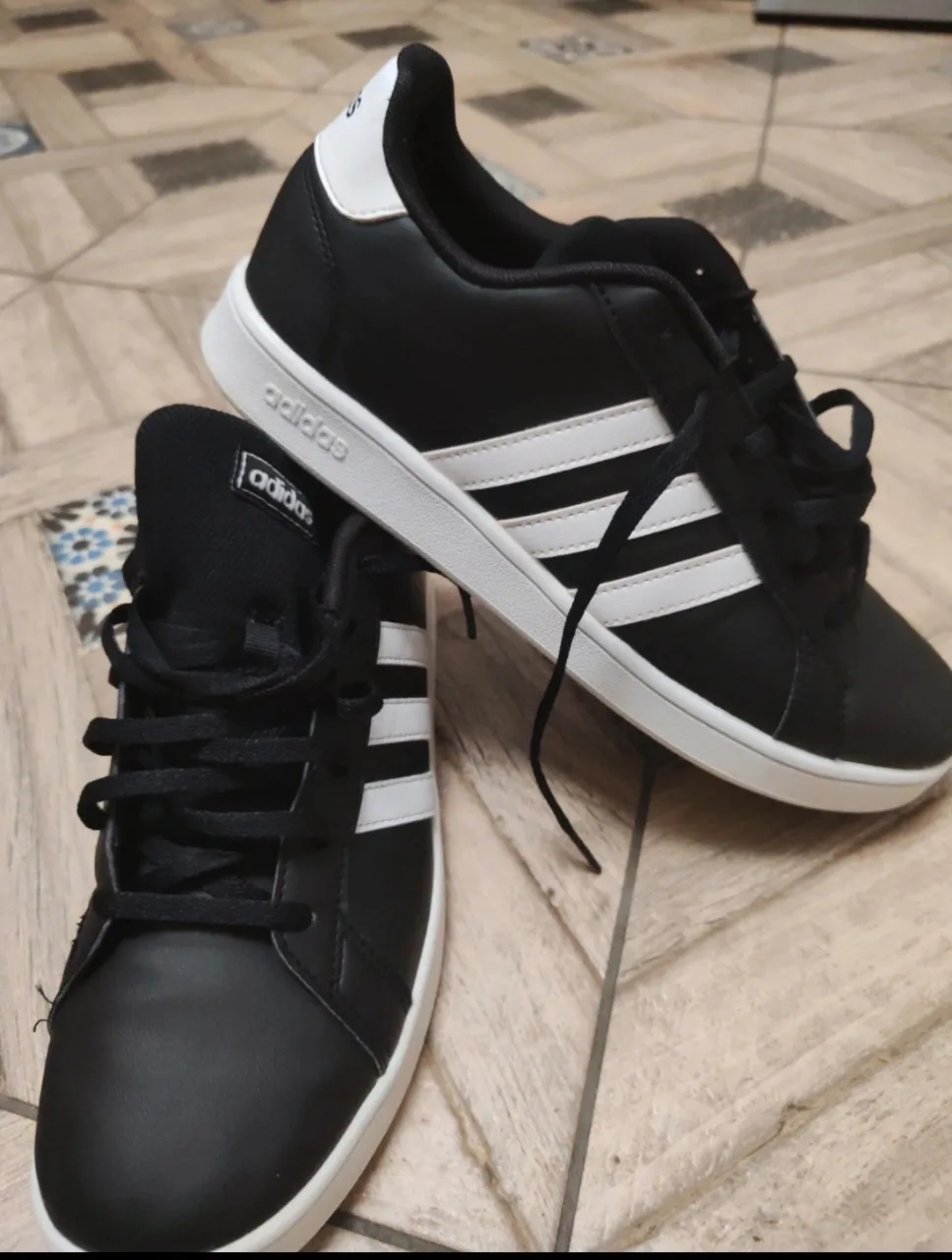 adidași originali – Brosteni, Neamț