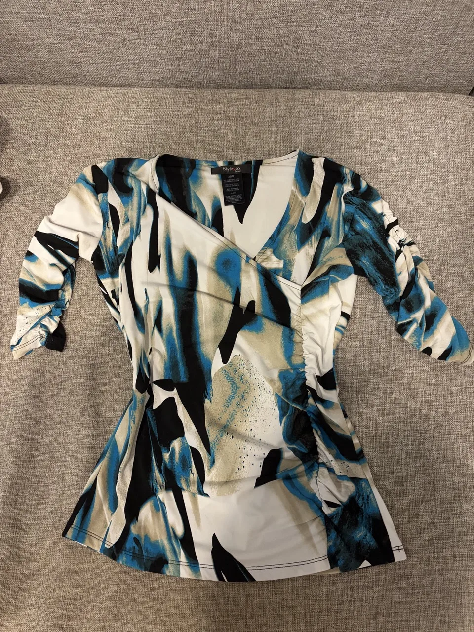 Bluză Style&Co. Petite cu imprimeu abstract albastru și negru, XS – Constanta, Constanța