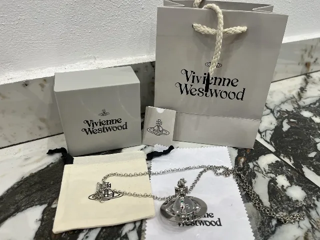 Lănțișor Vivienne Westwood – Pucioasa, Dâmbovița