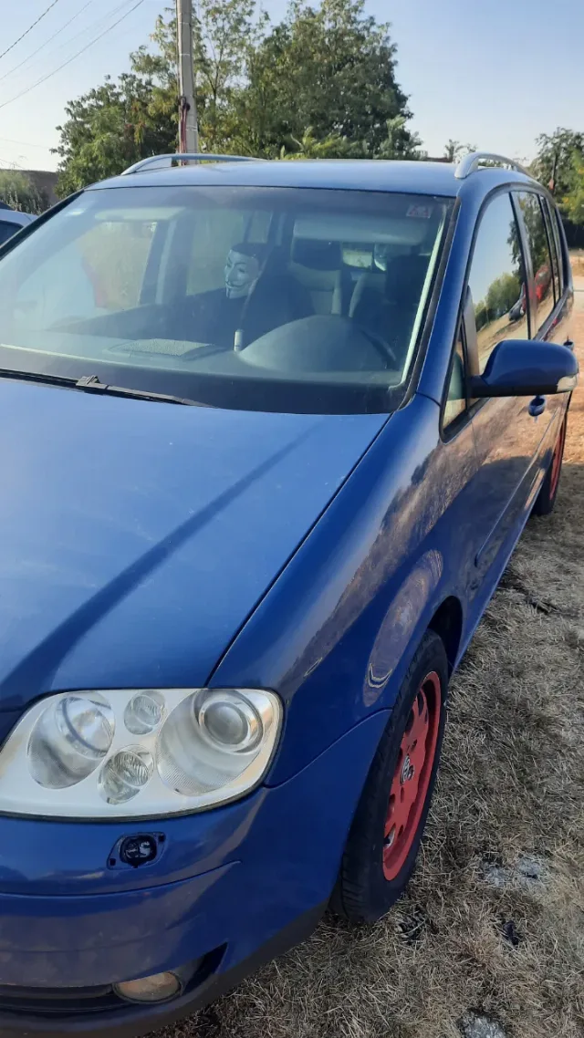 vw touran 2.o tdi an 2004 – fotografia 3 din 4