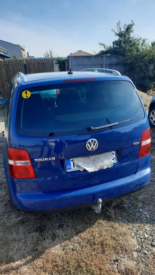 vw touran 2.o tdi an 2004 – fotografia 2 din 4