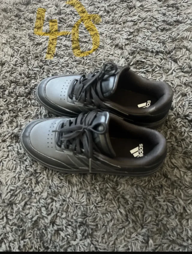 Adidași  mărimea 40.sunt noi fără etichetă . – Petrila, Hunedoara
