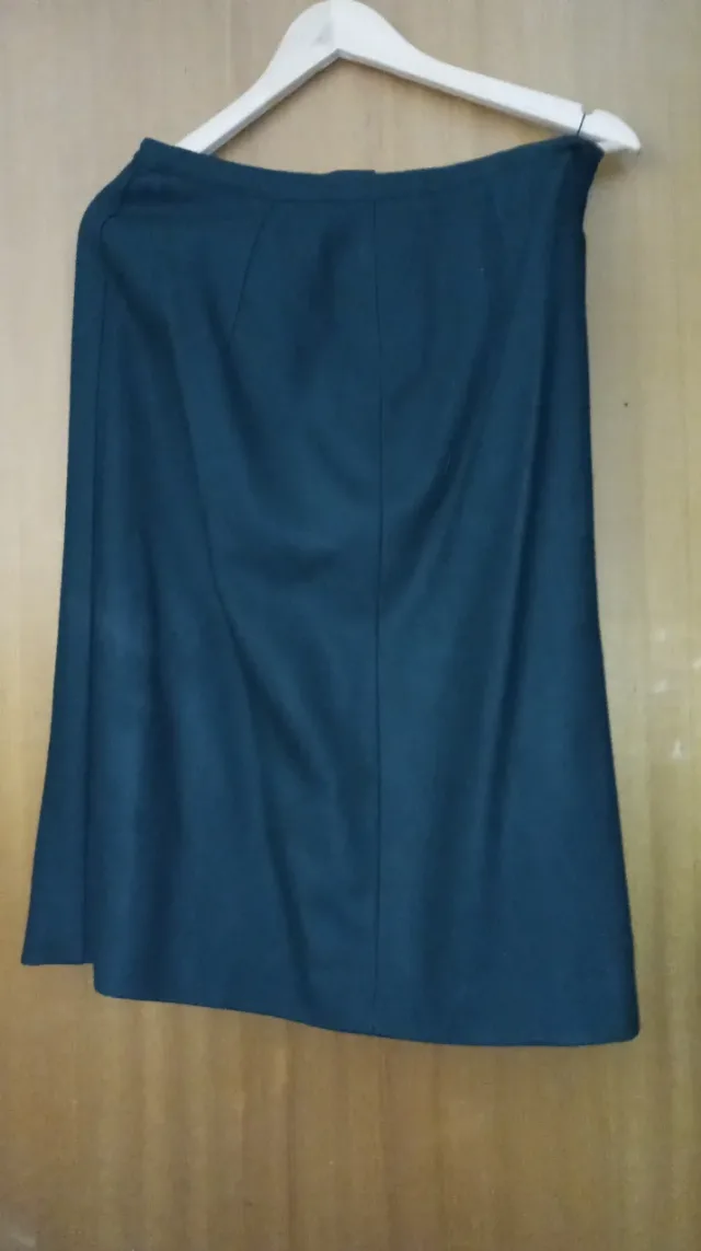 Costum de iarnă cu fustă pentru femei. – fotografia 3 din 3