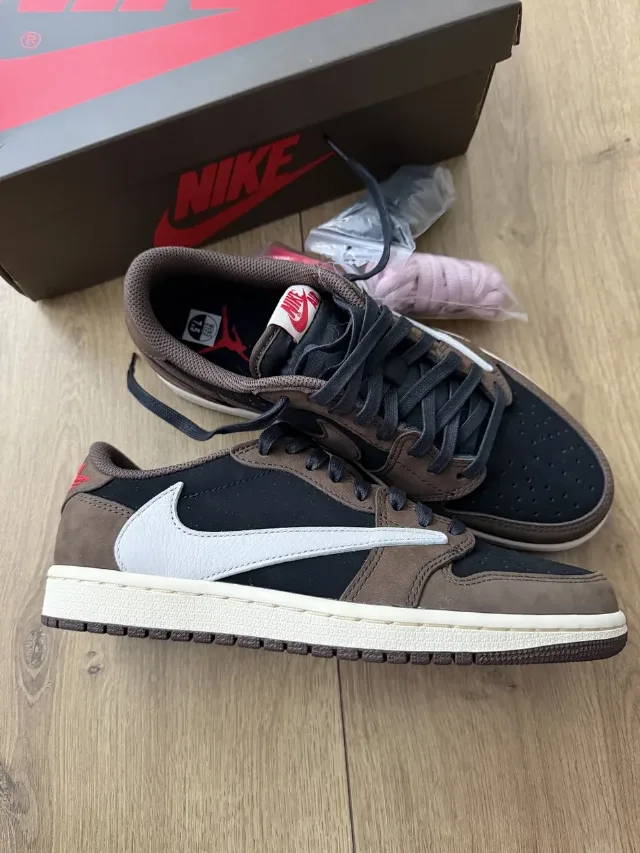 Jordan x Travis Scott – fotografia 3 din 7