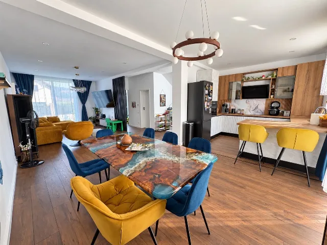 DUPLEX MODERN, COMPLET MOBILAT ȘI UTILAT – HĂRMAN–SÂNPETRU – fotografia 3 din 8