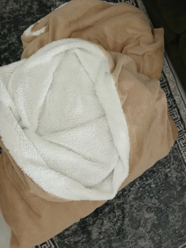 Vând două paturi noi. Una are un mic defect,sau se duce la spalare,nu stiu ca e nouă si n am spalat-o. – fotografia 2 din 4