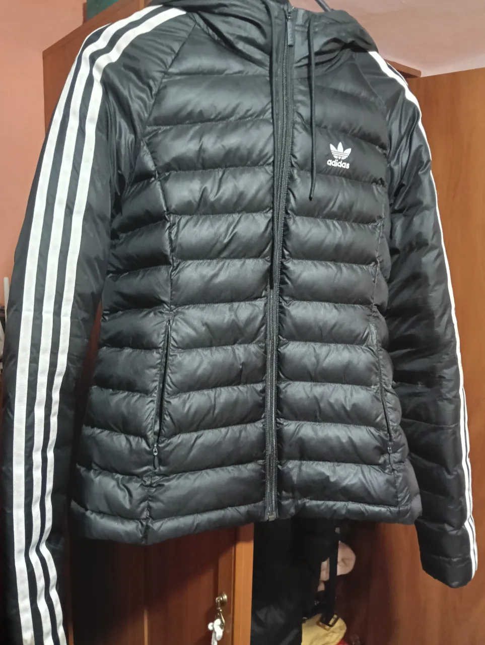 geaca adidas universala potrivită pentru mărimea s în stare foarte buna impermeabila și călduroasă dar și foarte confortabila are gluga  și buzunare cu fermoar fara nici un defect pentru toamna  iarna – Iași, Iași