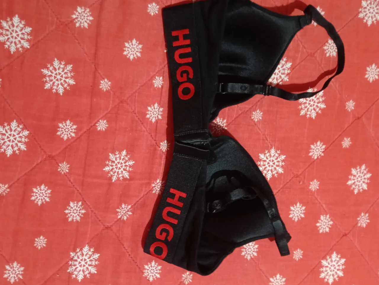 sutien hugo boss marimea 85 b este nou doar rupt eticheta original confortabil și foarte elegant in acelasi timp un produs de calitate și de lungă durată  în stare noua nu se scămoșează /largeste m 85 – Iași, Iași