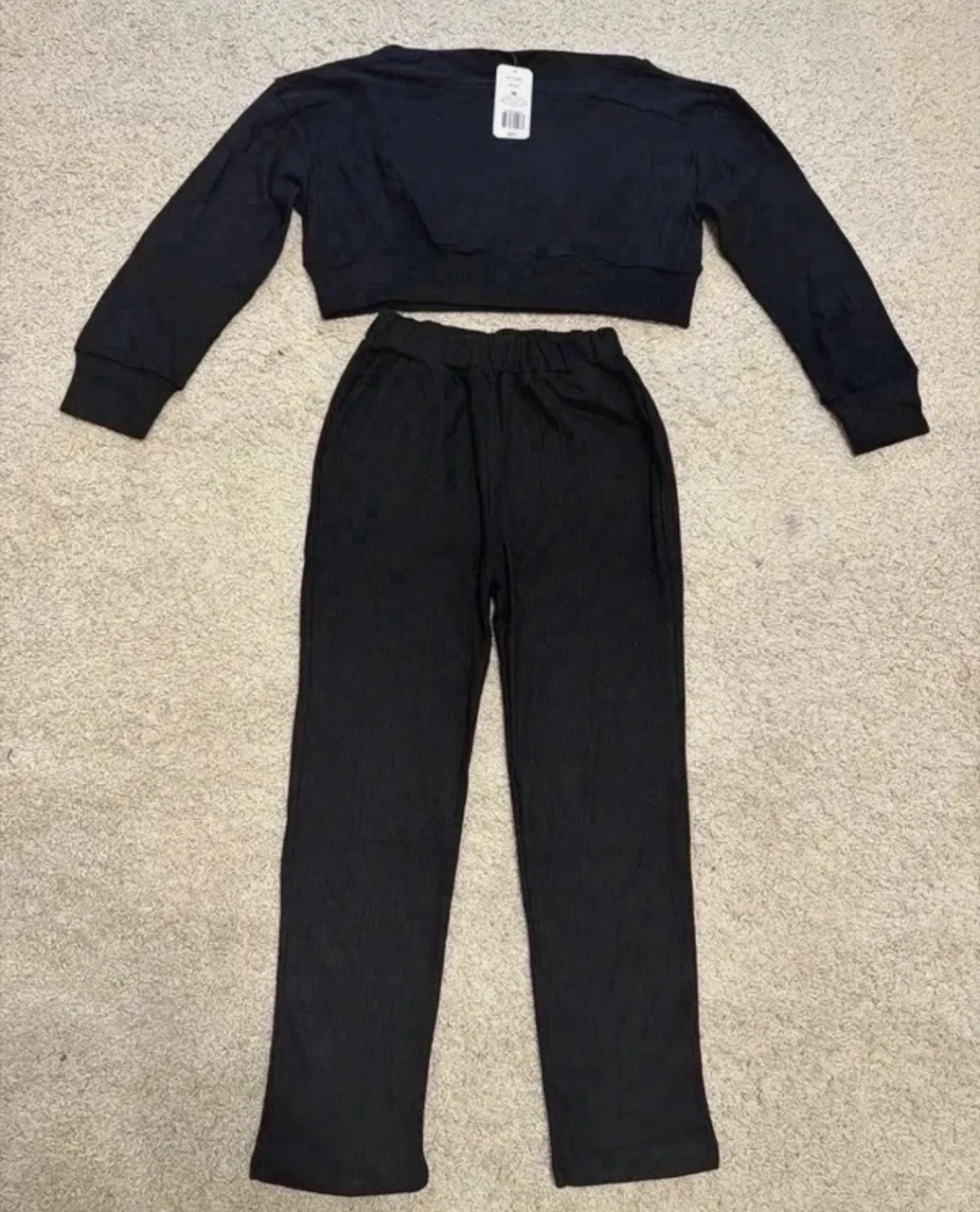 Compleu negru crop cu pantaloni, mărimea M - NOU cu etichetă – Sector 5, București