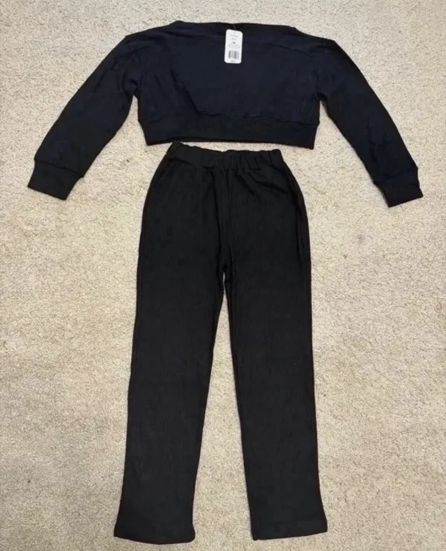 Compleu negru crop cu pantaloni, mărimea M - NOU cu etichetă – Sector 5, București