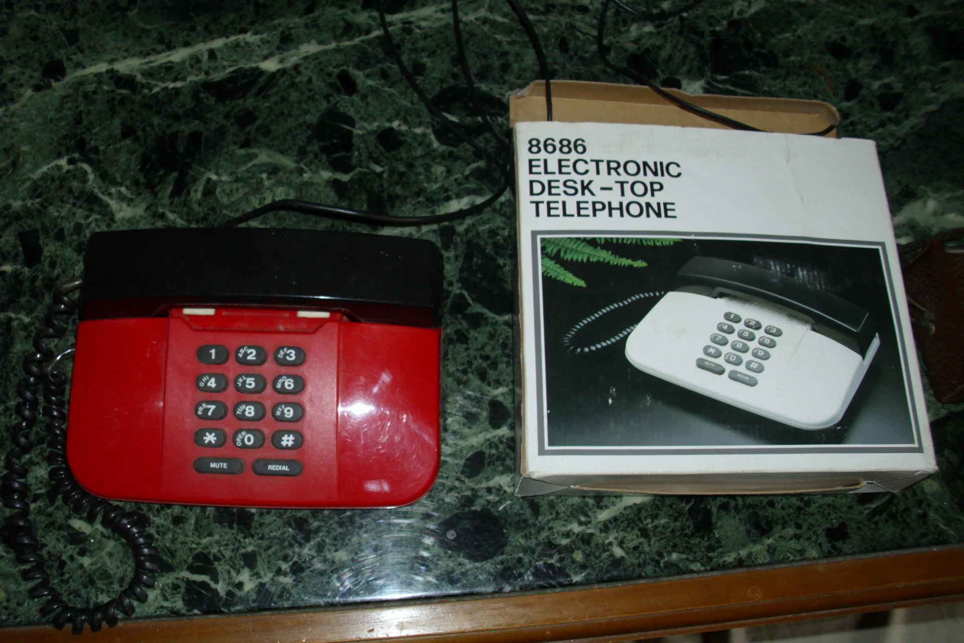 telefon fix rosu  nou – fotografia 1 din 1